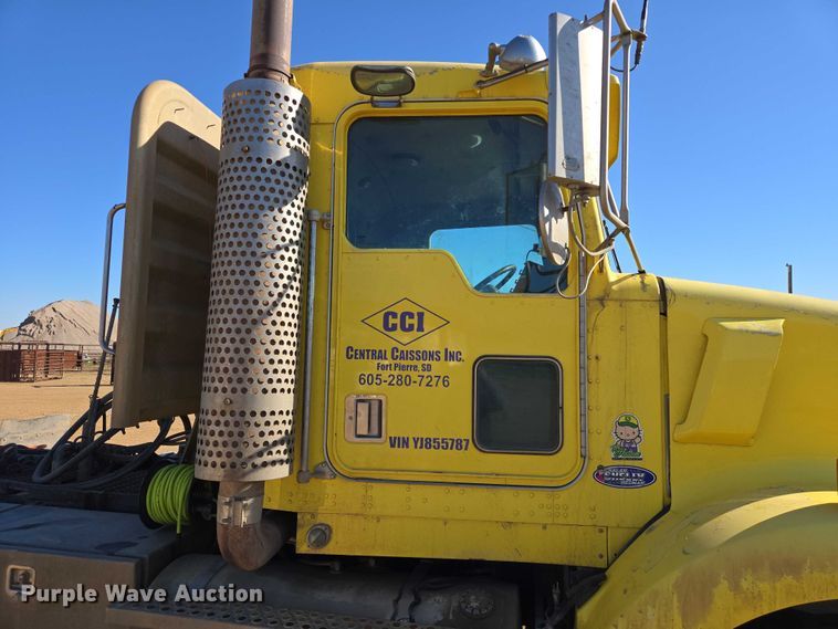 image for item ER1531 2000 Kenworth T800 semi truck