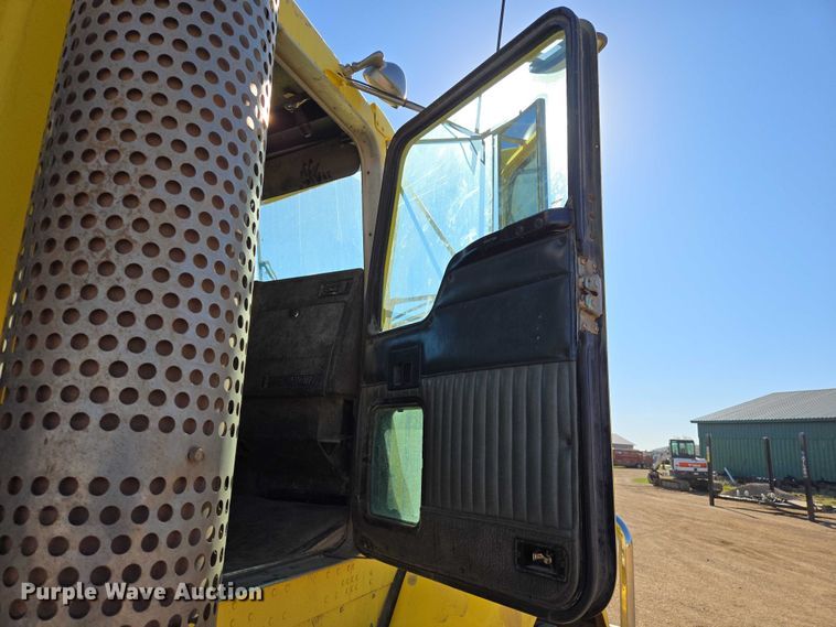 image for item ER1531 2000 Kenworth T800 semi truck