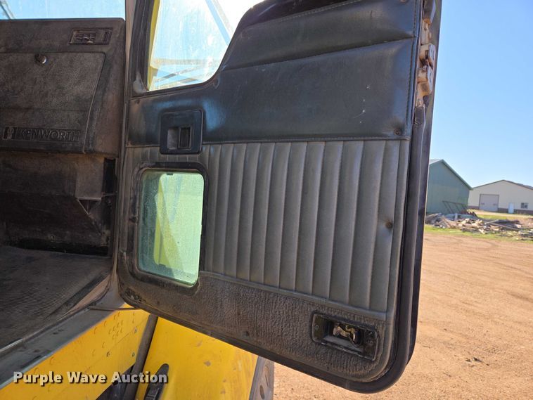 image for item ER1531 2000 Kenworth T800 semi truck