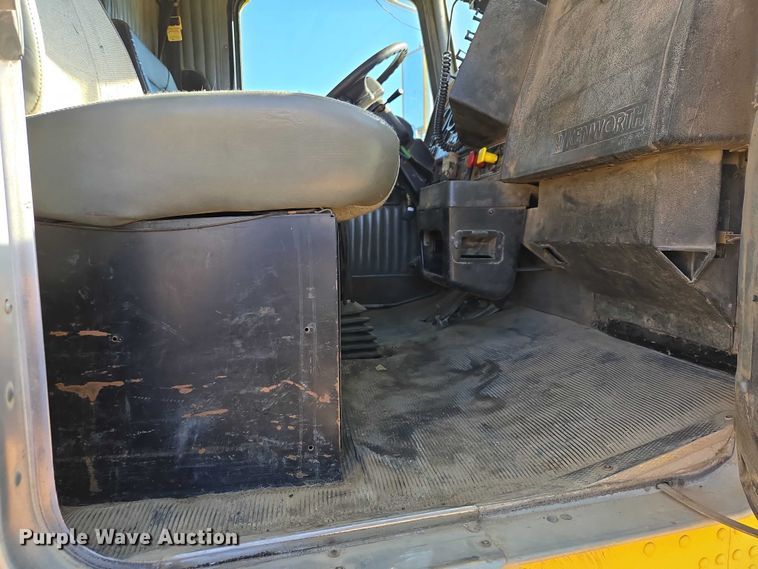 image for item ER1531 2000 Kenworth T800 semi truck