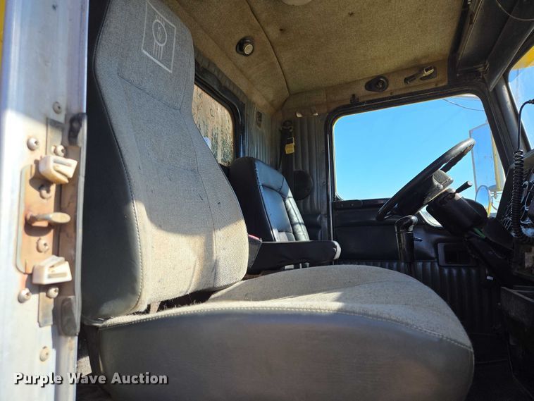 image for item ER1531 2000 Kenworth T800 semi truck