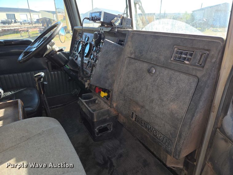 image for item ER1531 2000 Kenworth T800 semi truck