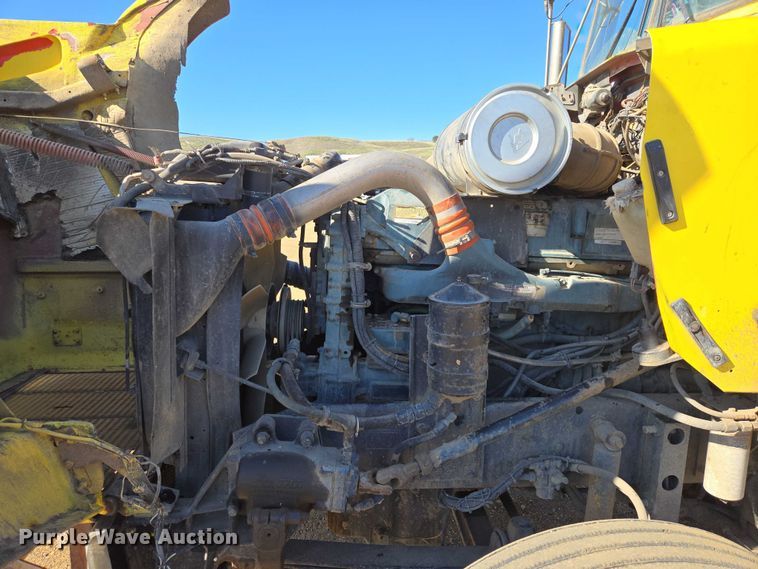 image for item ER1531 2000 Kenworth T800 semi truck