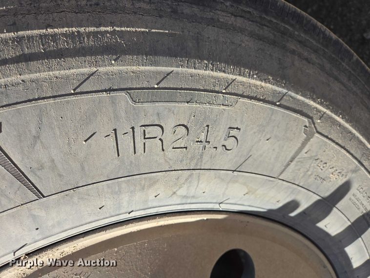 image for item ER1531 2000 Kenworth T800 semi truck