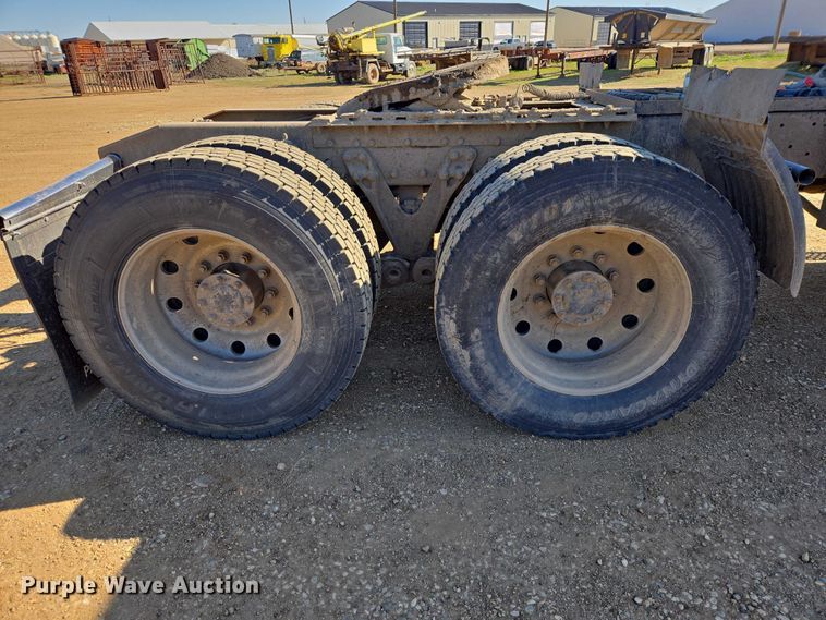 image for item ER1531 2000 Kenworth T800 semi truck