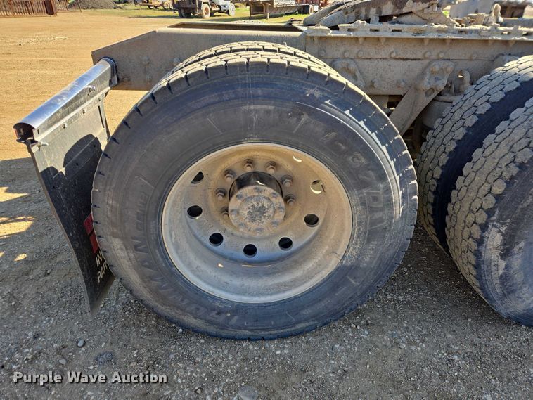 image for item ER1531 2000 Kenworth T800 semi truck