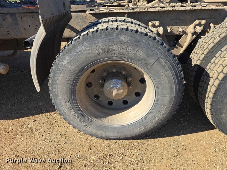 image for item ER1531 2000 Kenworth T800 semi truck