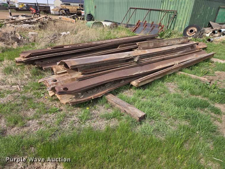 image for item ER1552 Approximately 25 pieces of sheet piling
