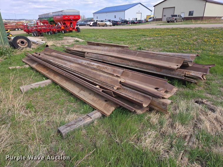 image for item ER1552 Approximately 25 pieces of sheet piling
