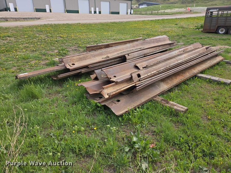 image for item ER1552 Approximately 25 pieces of sheet piling