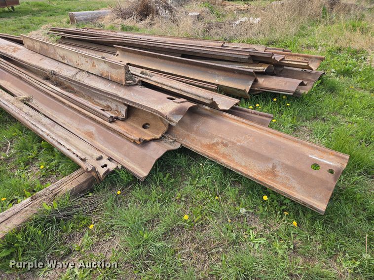 image for item ER1552 Approximately 25 pieces of sheet piling
