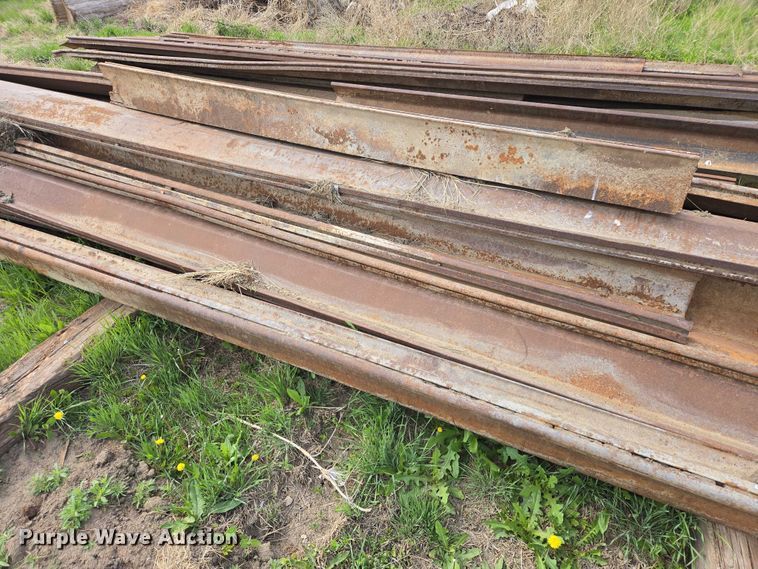 image for item ER1552 Approximately 25 pieces of sheet piling