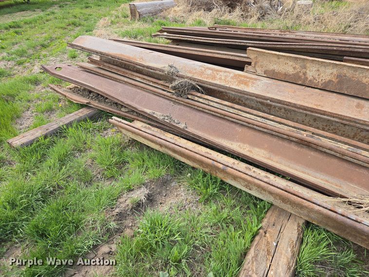 image for item ER1552 Approximately 25 pieces of sheet piling