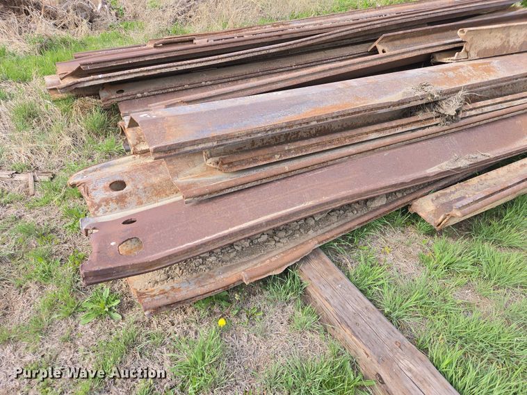 image for item ER1552 Approximately 25 pieces of sheet piling