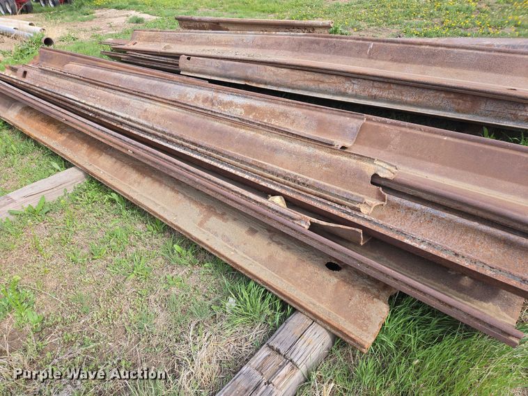 image for item ER1552 Approximately 25 pieces of sheet piling