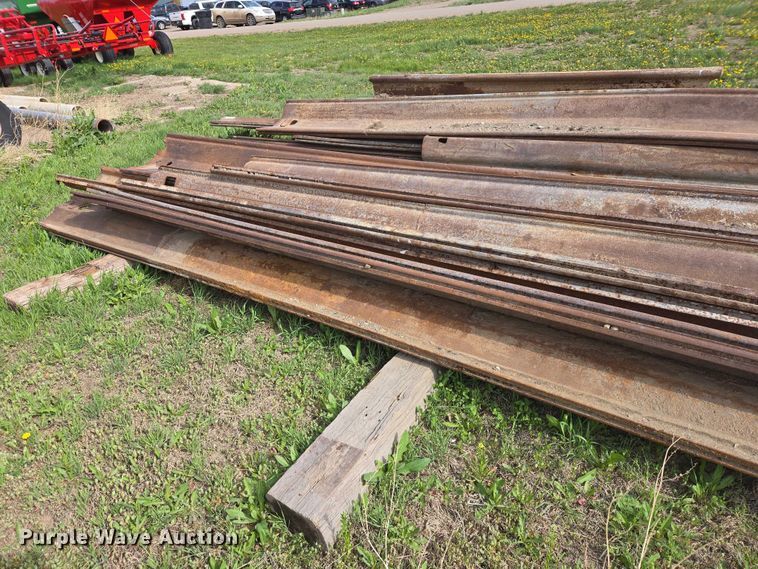image for item ER1552 Approximately 25 pieces of sheet piling
