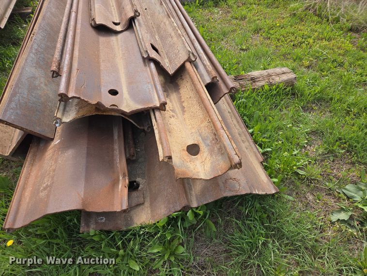 image for item ER1552 Approximately 25 pieces of sheet piling