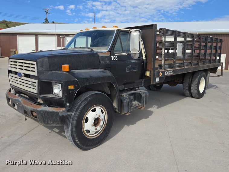 image for item ER1567 1989 Ford F600 flatbed truck