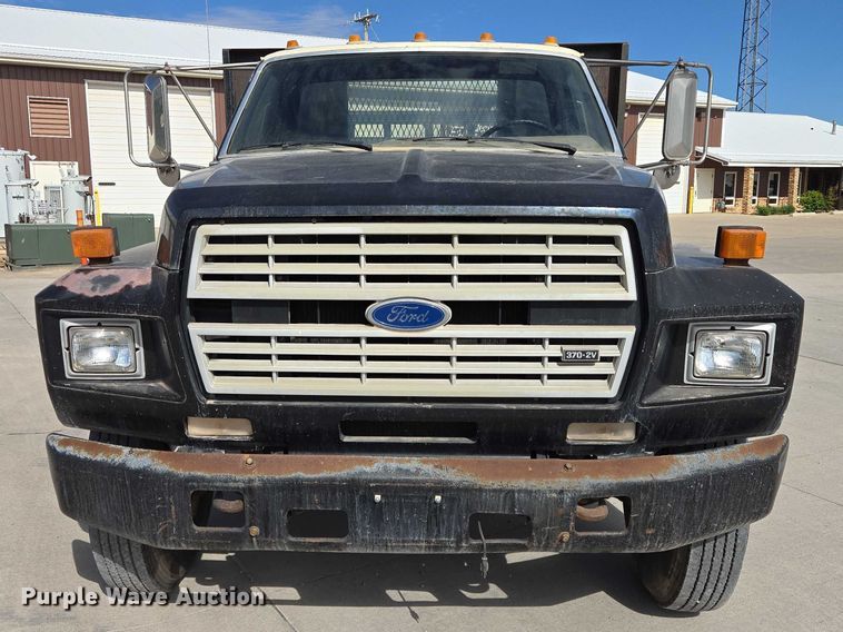 image for item ER1567 1989 Ford F600 flatbed truck