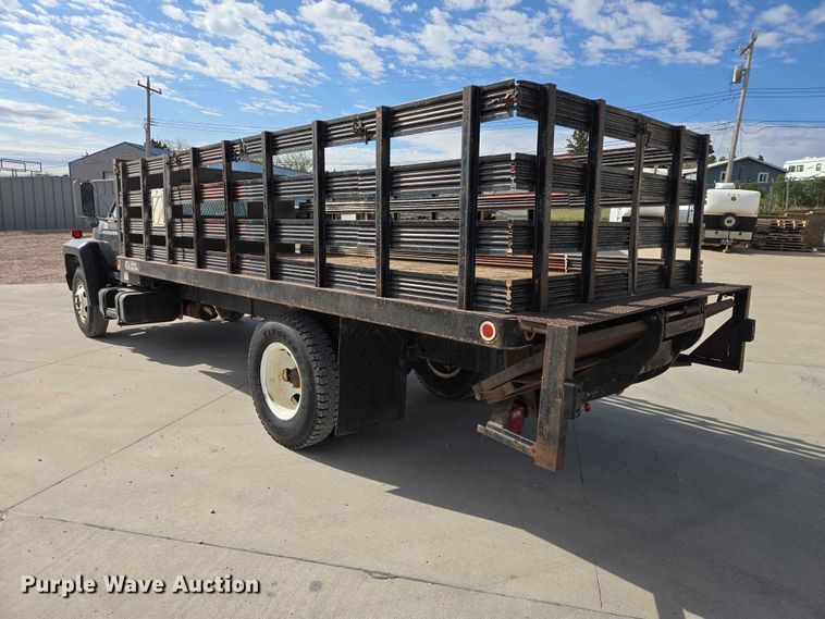 image for item ER1567 1989 Ford F600 flatbed truck