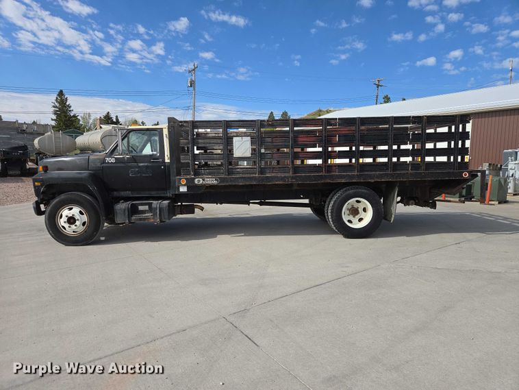 image for item ER1567 1989 Ford F600 flatbed truck