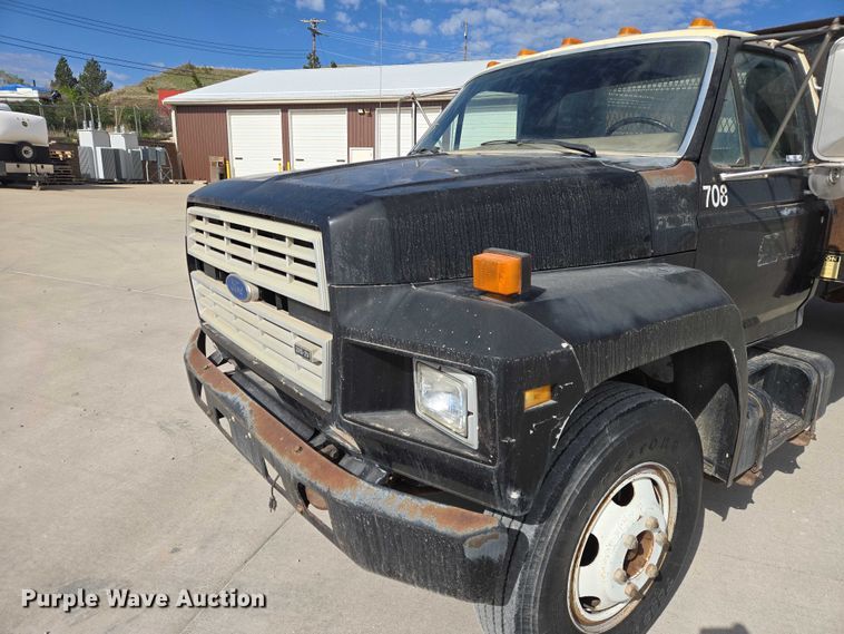 image for item ER1567 1989 Ford F600 flatbed truck