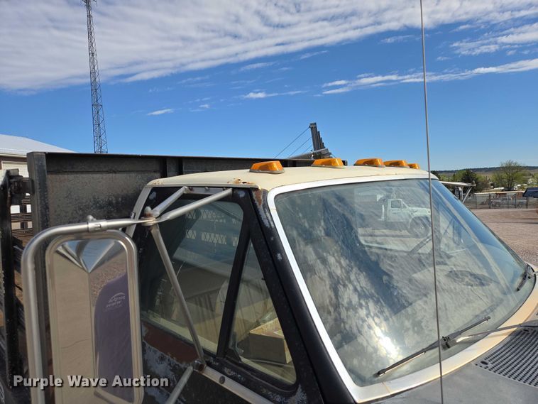 image for item ER1567 1989 Ford F600 flatbed truck