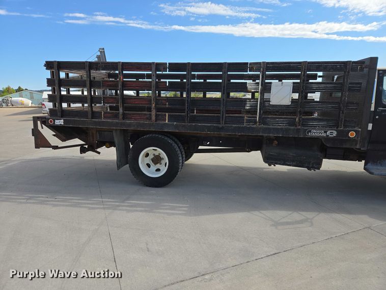 image for item ER1567 1989 Ford F600 flatbed truck