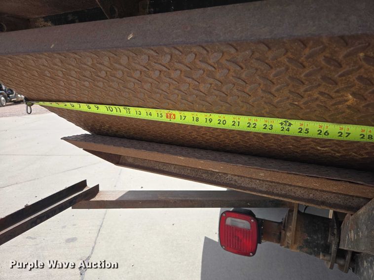 image for item ER1567 1989 Ford F600 flatbed truck