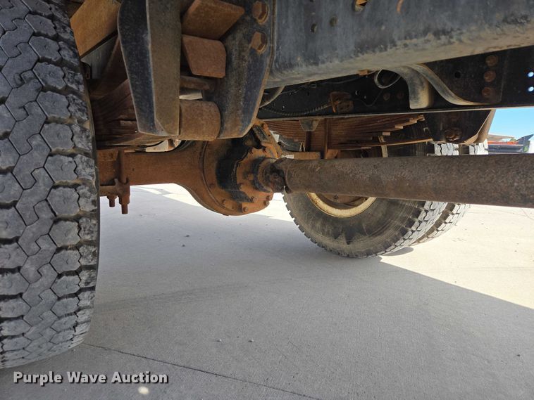 image for item ER1567 1989 Ford F600 flatbed truck