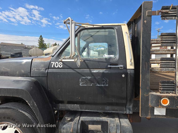 image for item ER1567 1989 Ford F600 flatbed truck
