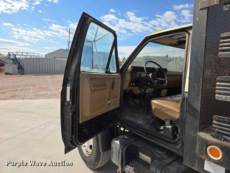 image for item ER1567 1989 Ford F600 flatbed truck