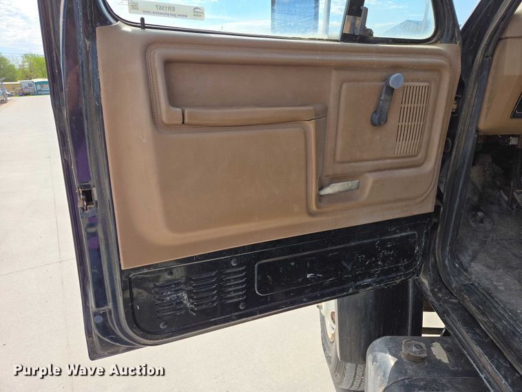 image for item ER1567 1989 Ford F600 flatbed truck
