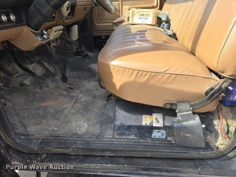 image for item ER1567 1989 Ford F600 flatbed truck