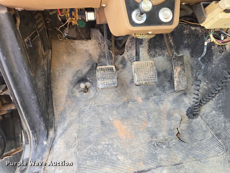 image for item ER1567 1989 Ford F600 flatbed truck