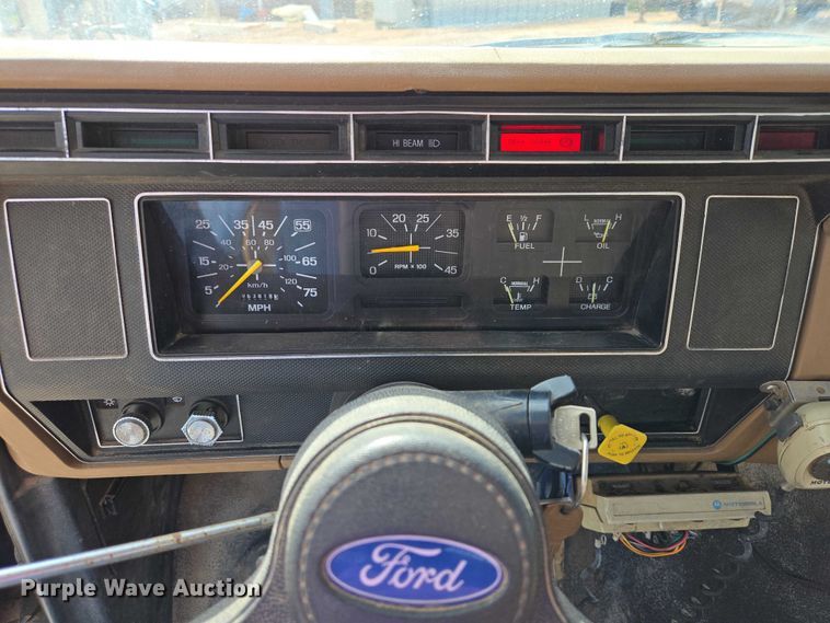 image for item ER1567 1989 Ford F600 flatbed truck