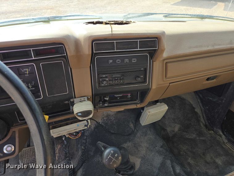 image for item ER1567 1989 Ford F600 flatbed truck