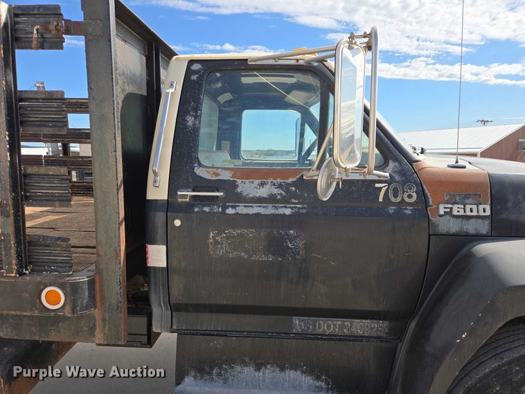 image for item ER1567 1989 Ford F600 flatbed truck