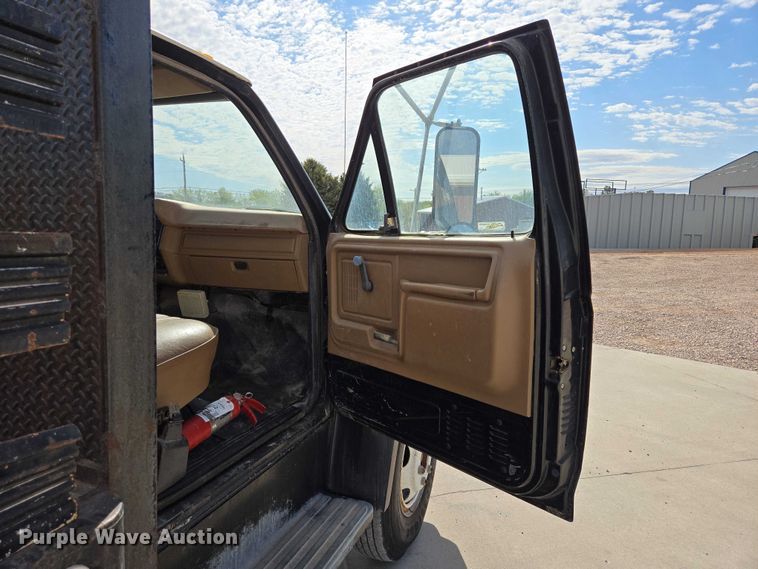 image for item ER1567 1989 Ford F600 flatbed truck