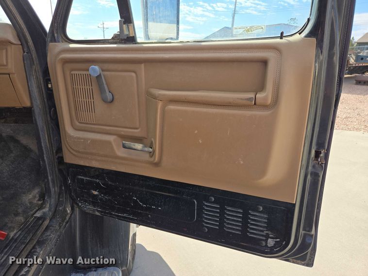 image for item ER1567 1989 Ford F600 flatbed truck