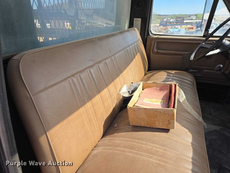 image for item ER1567 1989 Ford F600 flatbed truck