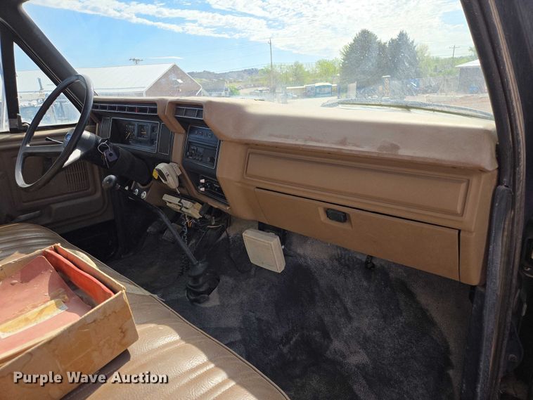 image for item ER1567 1989 Ford F600 flatbed truck