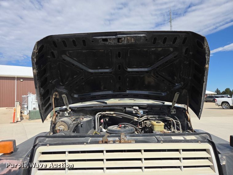 image for item ER1567 1989 Ford F600 flatbed truck