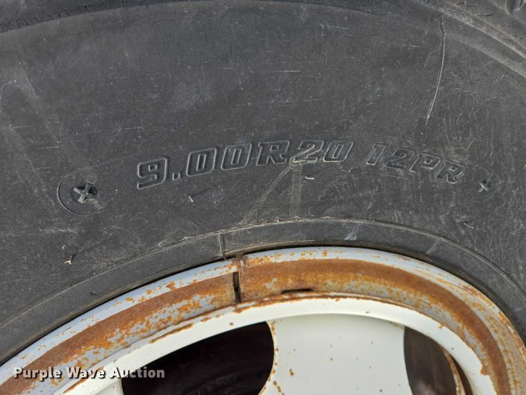 image for item ER1567 1989 Ford F600 flatbed truck