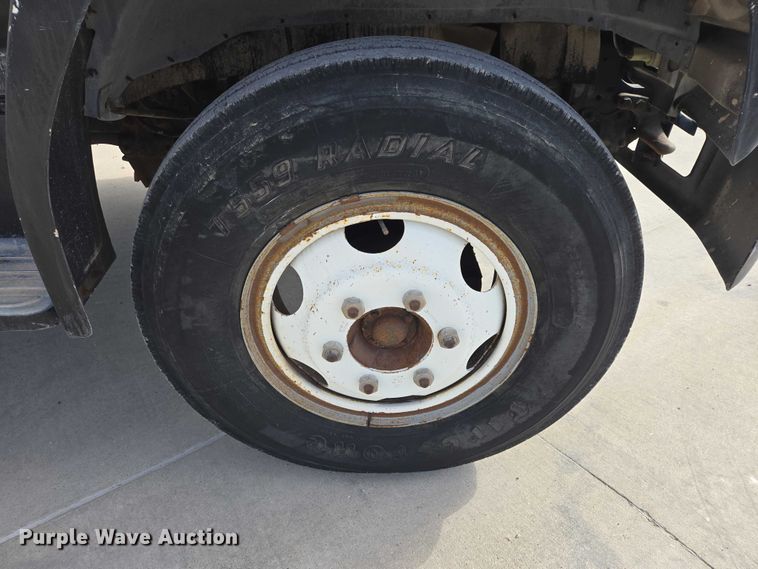 image for item ER1567 1989 Ford F600 flatbed truck