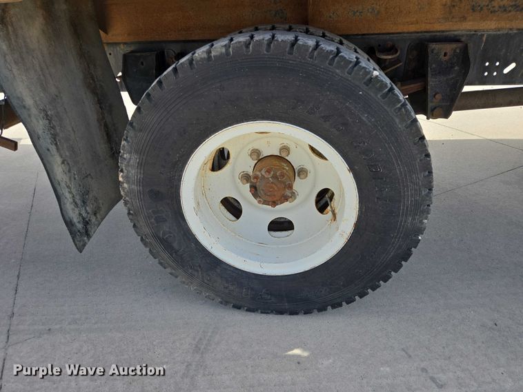 image for item ER1567 1989 Ford F600 flatbed truck