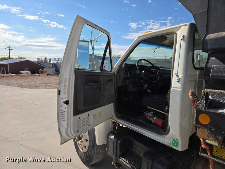 image for item ER1568 1991 Ford F800 dump truck