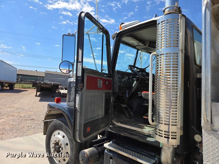 image for item ER1569 1986 GMC General semi truck