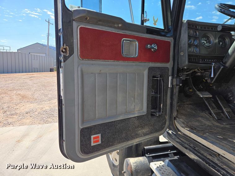 image for item ER1569 1986 GMC General semi truck