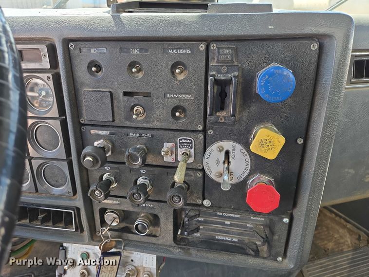 image for item ER1569 1986 GMC General semi truck